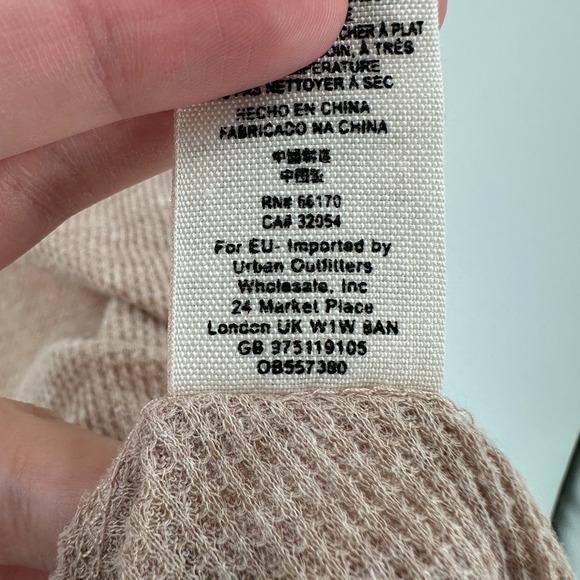 We The Free Beige Long Sleeve Scoop Neck The Incredible Tee Top Medium FLAWED - Picture 11 of 14